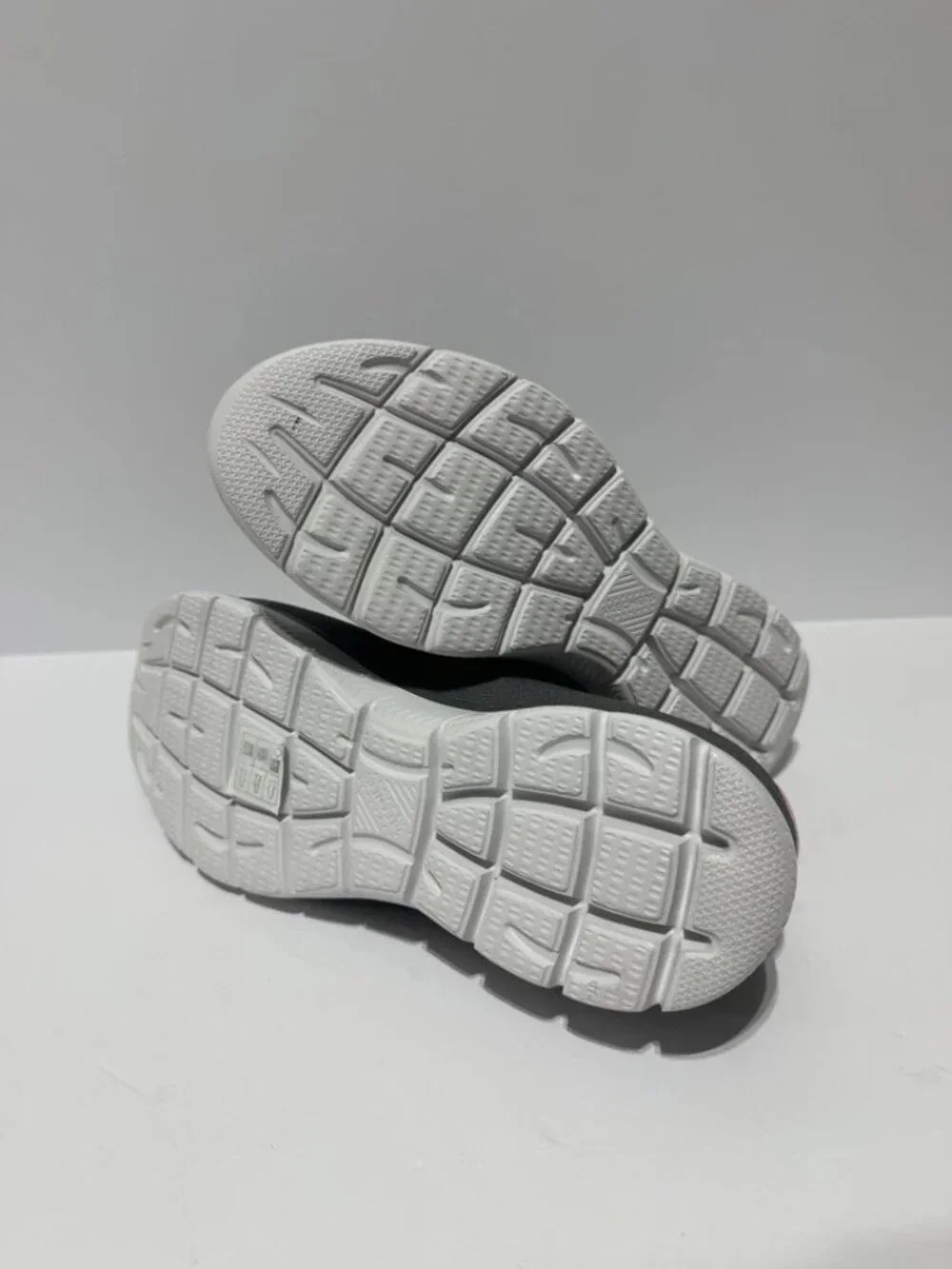 Skechers Womens Summits Radiant Flow Sneakers Gray Size 8W